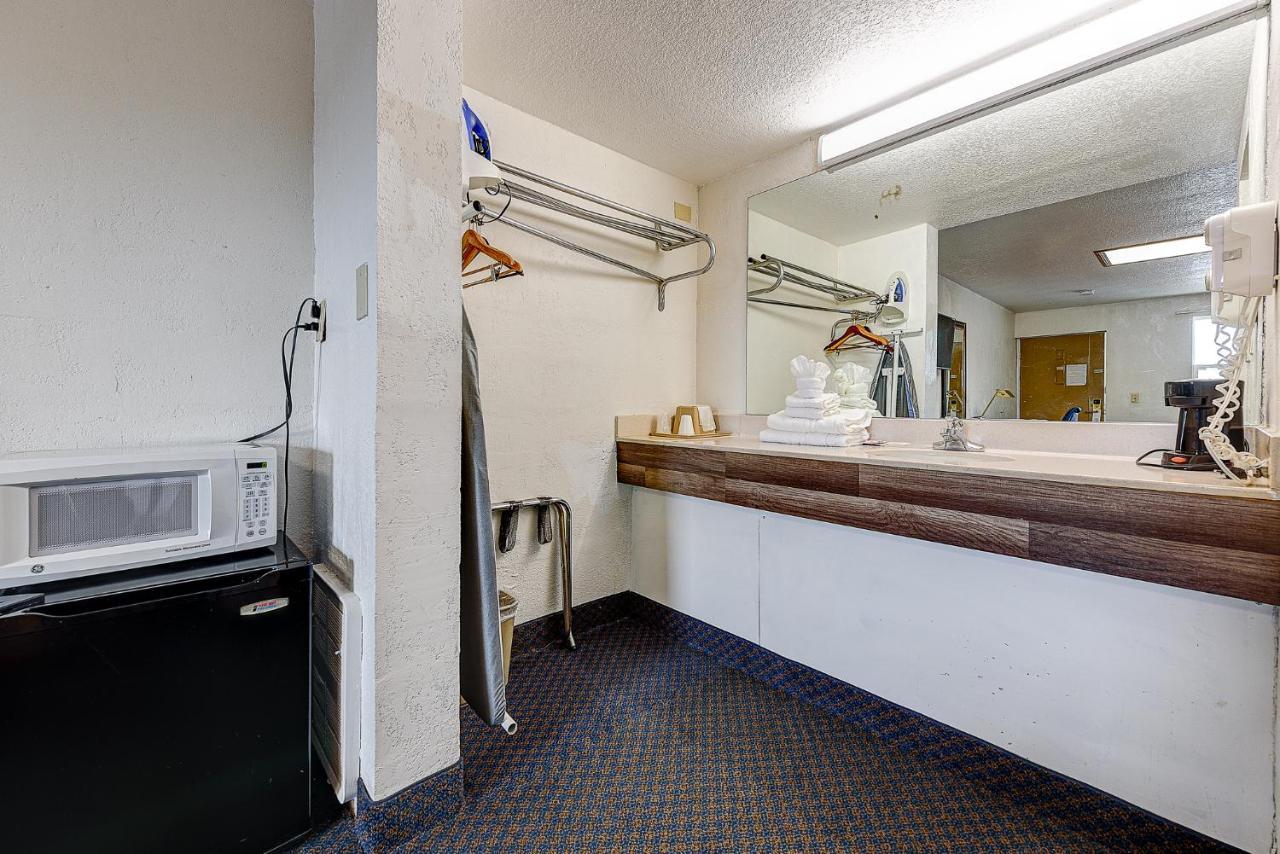 Guest Inn โรเจอร์ส ภายนอก รูปภาพ